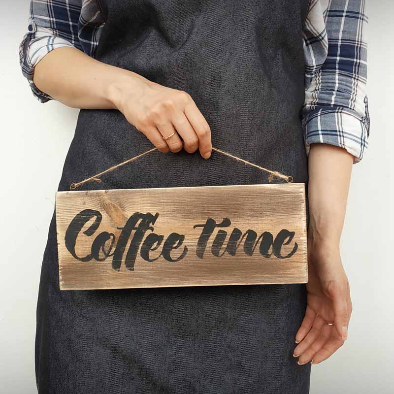 Деревянная табличка с надписью COFFEE TIME