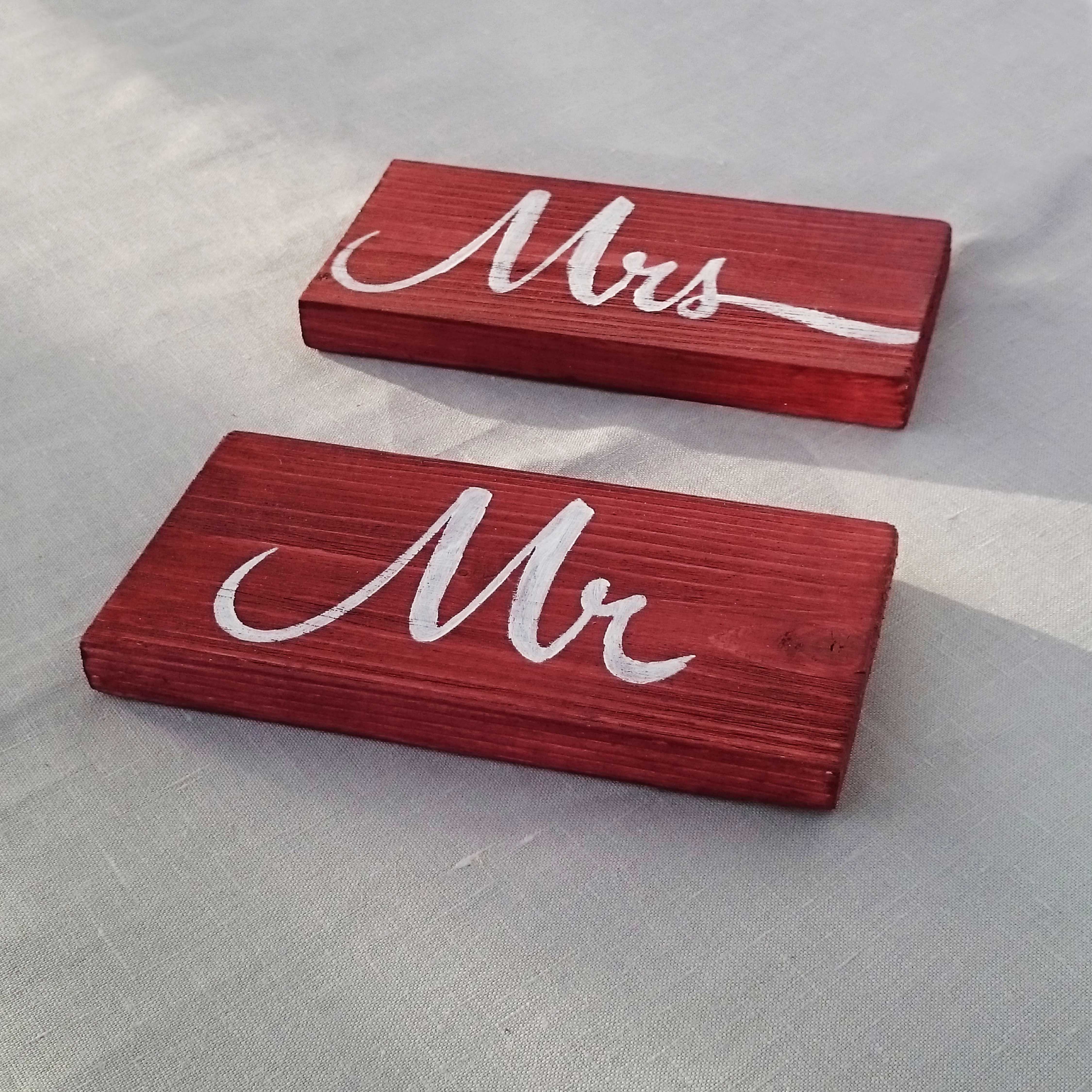 Набор из 2-х деревянных табличек MR&MRs - иллюстрация товара №4