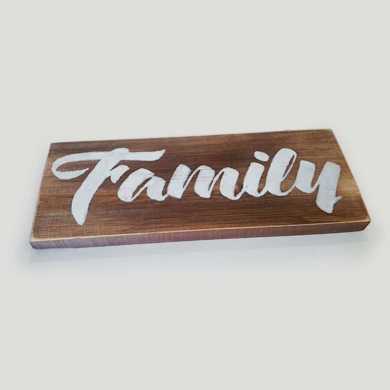 Деревянная табличка с надписью FAMILY - иллюстрация товара №3