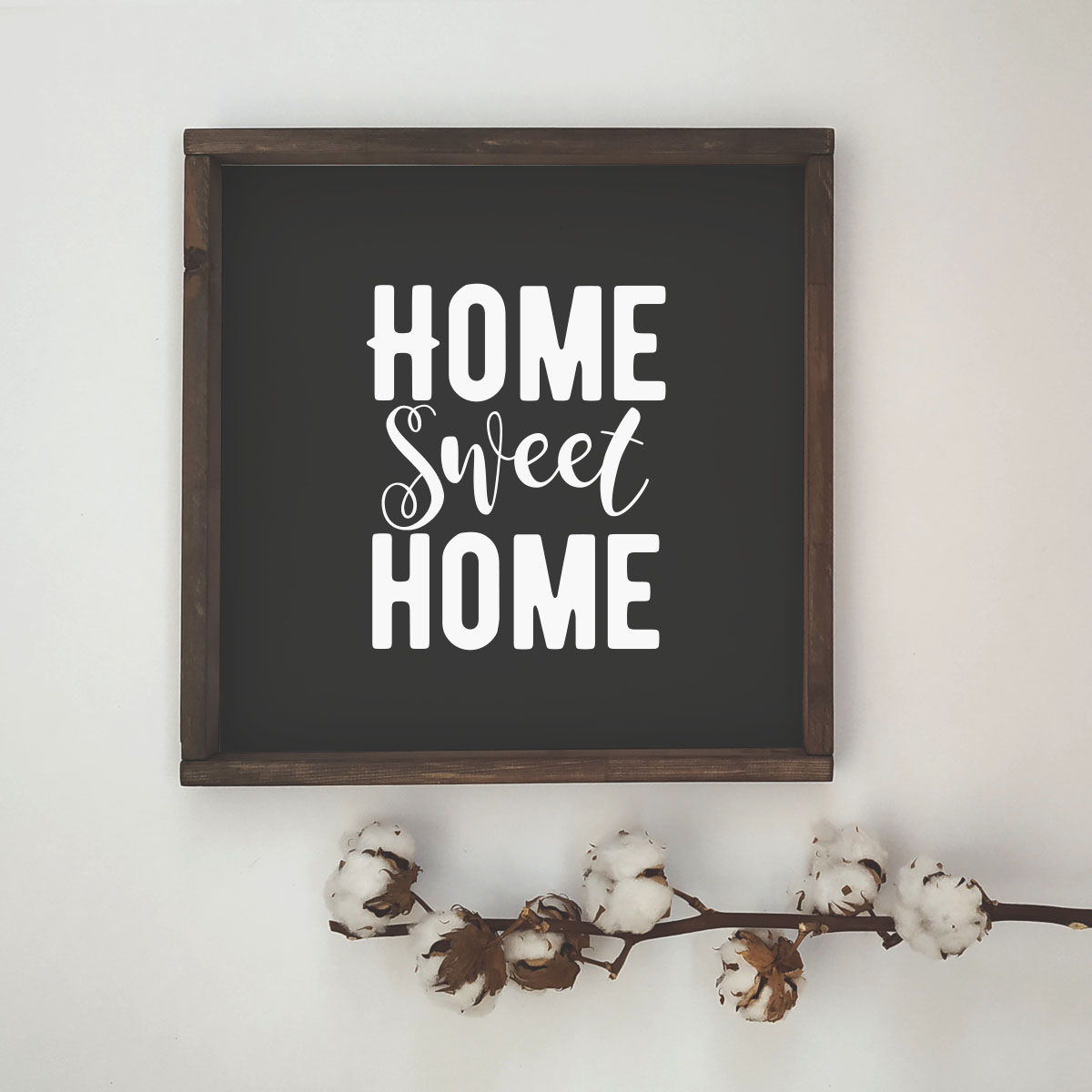 Квадратное панно с белой надписью HOME SWEET HOME - иллюстрация товара №1