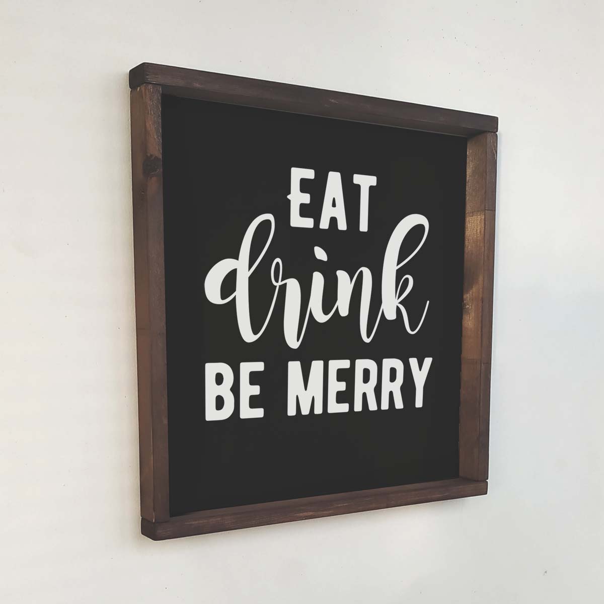 Декоративное панно с белой надписью EAT DRINK BE MERRY - иллюстрация товара №2