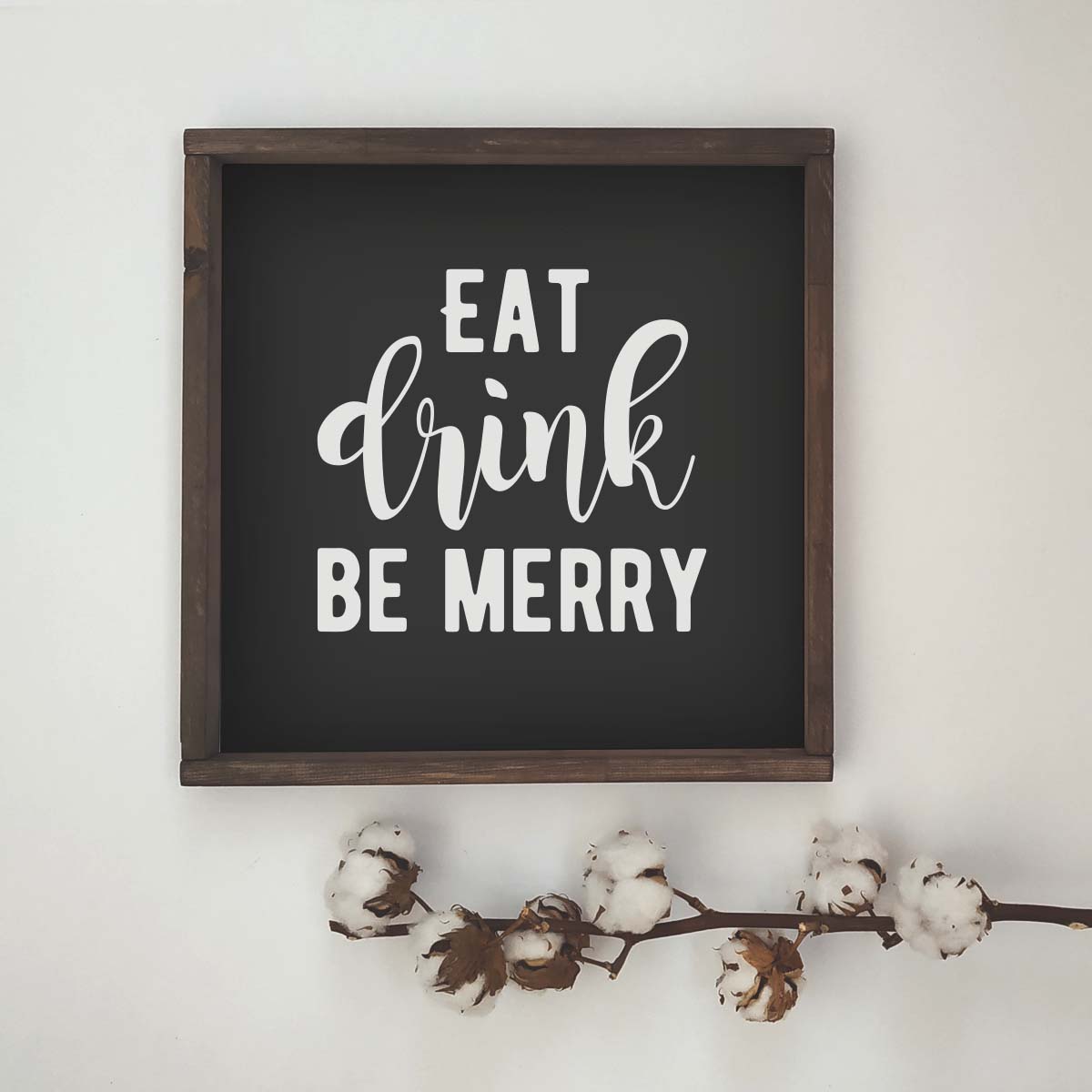 Декоративное панно с белой надписью EAT DRINK BE MERRY - иллюстрация товара №3